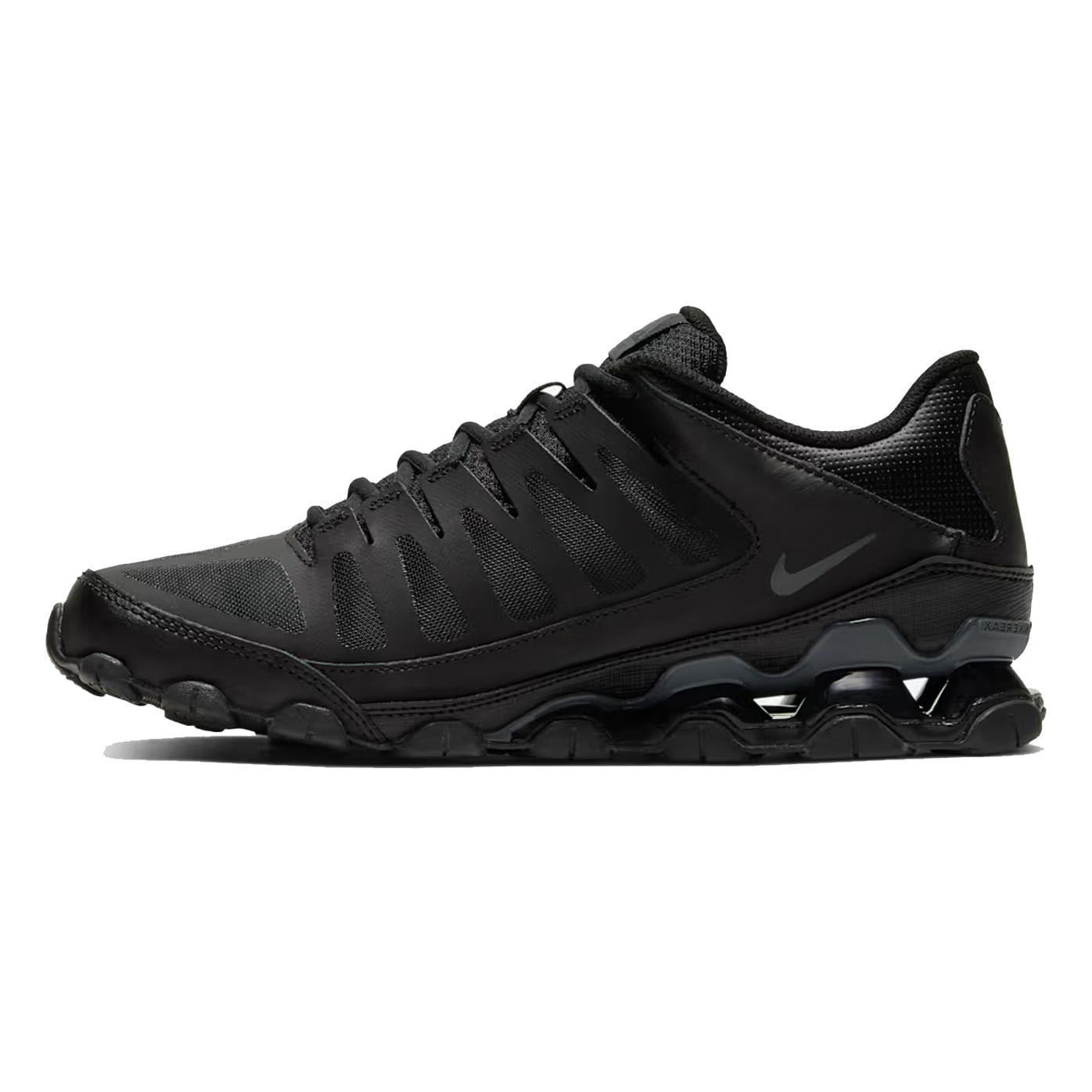 Tênis Nike Reax 8 TR Mesh masculino preto vista lateral esquerda mostrando detalhes do mesh e cadarço